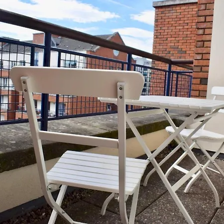 Apartment Colourful And Cosy 2 Bed In Ifsc With Balcony
