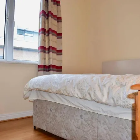 Colourful And Cosy 2 Bed In Ifsc With Balcony