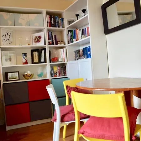 Apartment Colourful And Cosy 2 Bed In Ifsc With Balcony