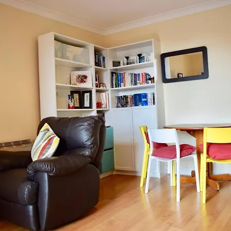 Colourful And Cosy 2 Bed In Ifsc With Balcony Apartment *