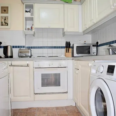 Colourful And Cosy 2 Bed In Ifsc With Balcony