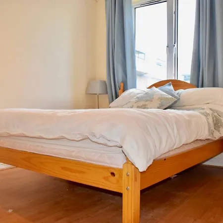 Colourful And Cosy 2 Bed In Ifsc With Balcony Apartment