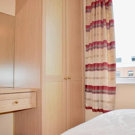 Colourful And Cosy 2 Bed In Ifsc With Balcony Apartment *