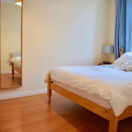 Colourful And Cosy 2 Bed In Ifsc With Balcony