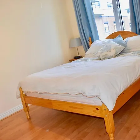 Apartment Colourful And Cosy 2 Bed In Ifsc With Balcony