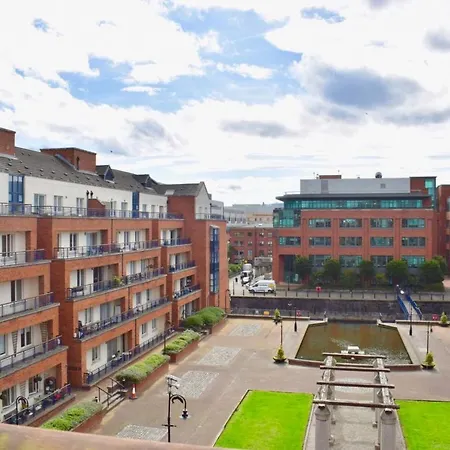 Colourful And Cosy 2 Bed In Ifsc With Balcony